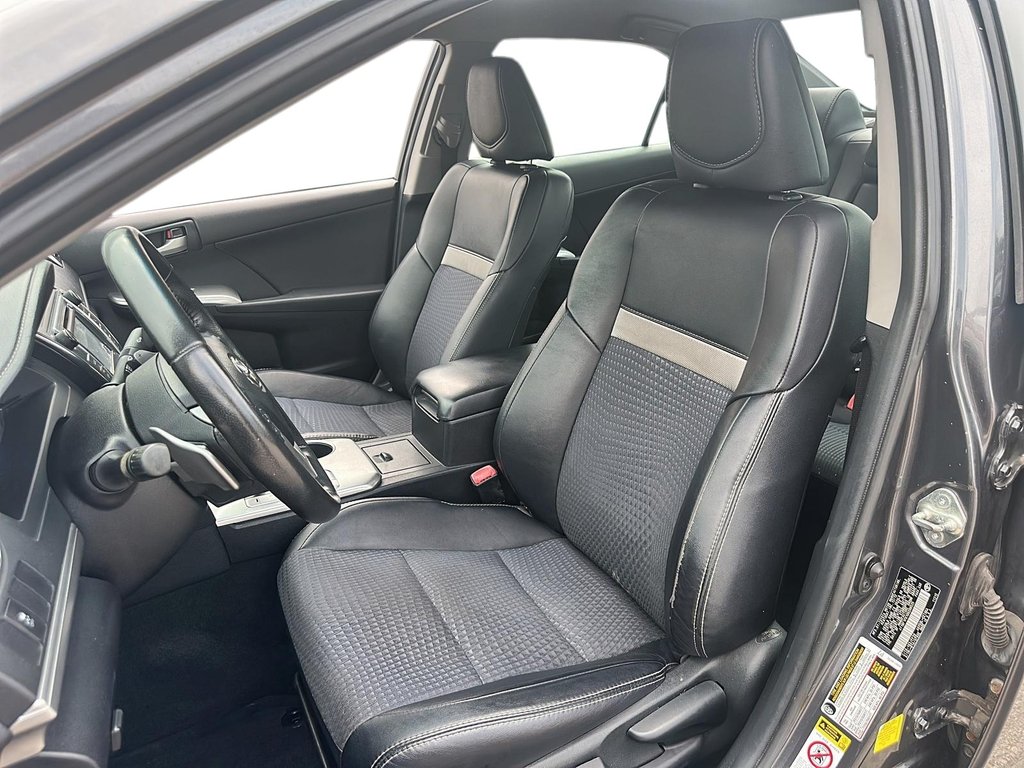 2013 Toyota Camry 4-door Sedan SE in Stratford, Ontario - 8 - w1024h768px