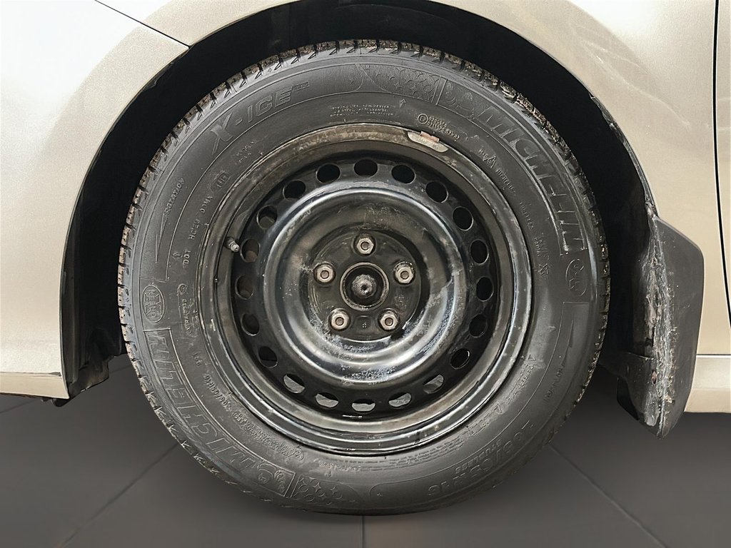 2019 Toyota Camry 4-Door Sedan LE 8A in Stratford, Ontario - 6 - w1024h768px