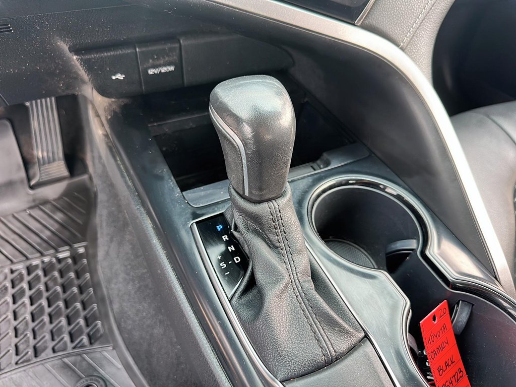 2020 Toyota Camry 4-Door Sedan SE 8A in Stratford, Ontario - 14 - w1024h768px