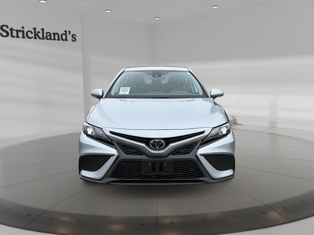 2022  Camry SE in Stratford, Ontario - 2 - w1024h768px
