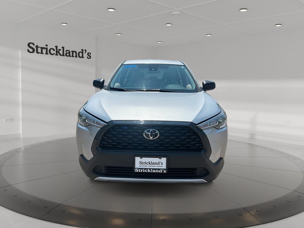 2022 Toyota COROLLA CROSS L AWD in Stratford, Ontario - 2 - w1024h768px