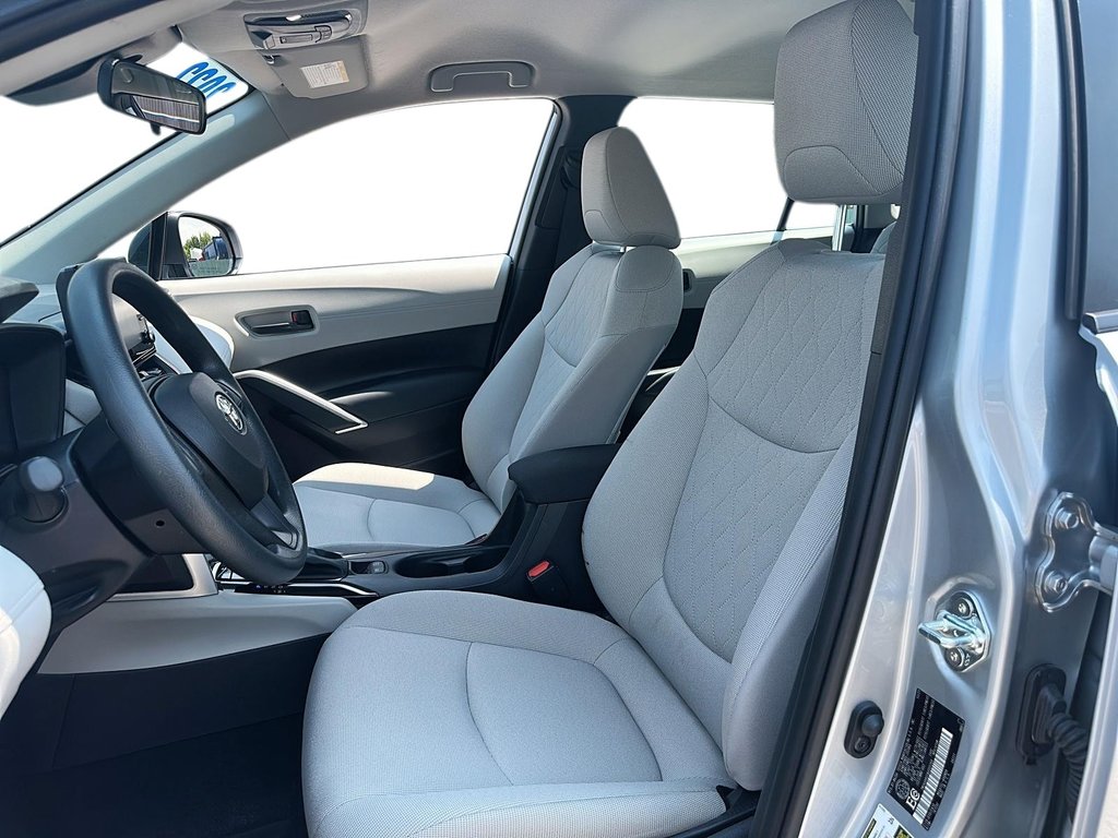 2022 Toyota COROLLA CROSS L AWD in Stratford, Ontario - 8 - w1024h768px