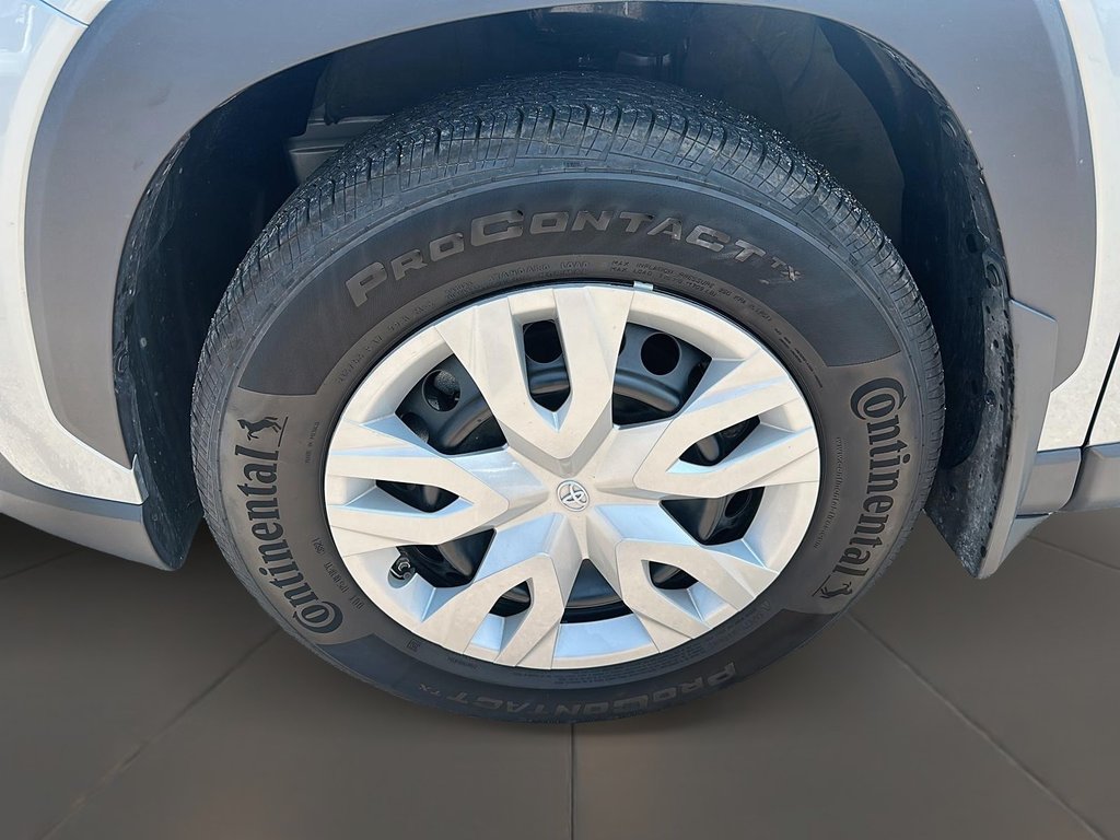 2022 Toyota COROLLA CROSS L AWD in Stratford, Ontario - 7 - w1024h768px