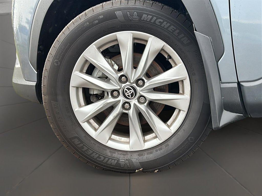 2023 Toyota Corolla Cross LE AWD in Stratford, Ontario - 7 - w1024h768px