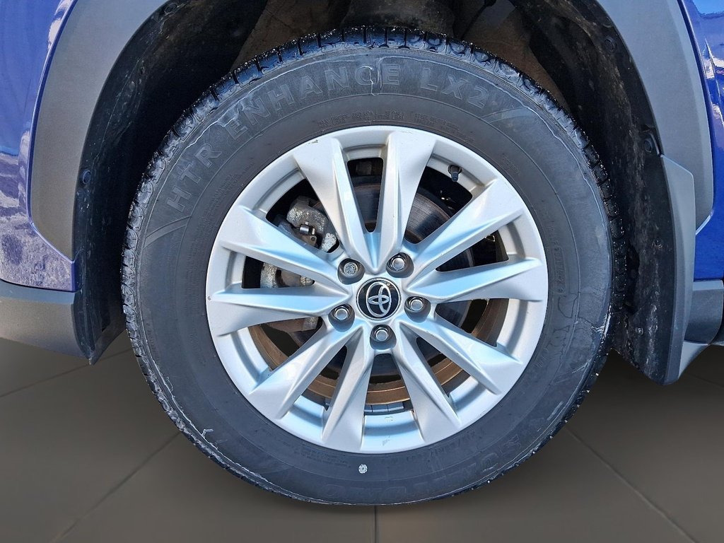 2023 Toyota Corolla Cross LE AWD in Stratford, Ontario - 7 - w1024h768px