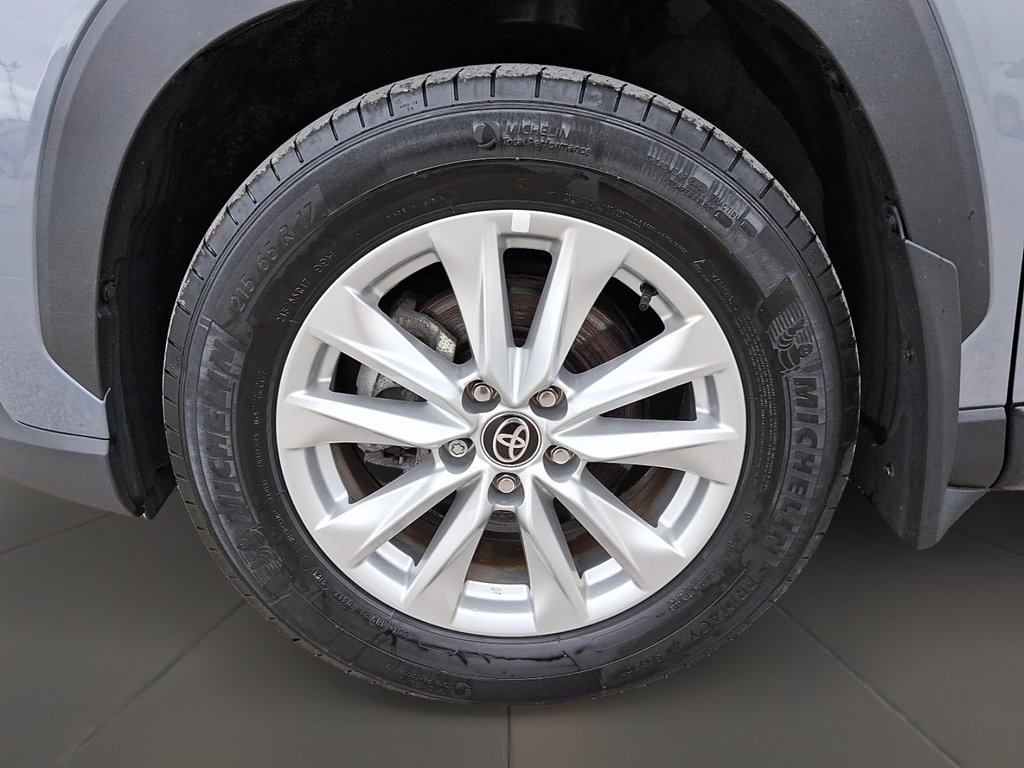 2024 Toyota Corolla Cross LE AWD in Stratford, Ontario - 7 - w1024h768px