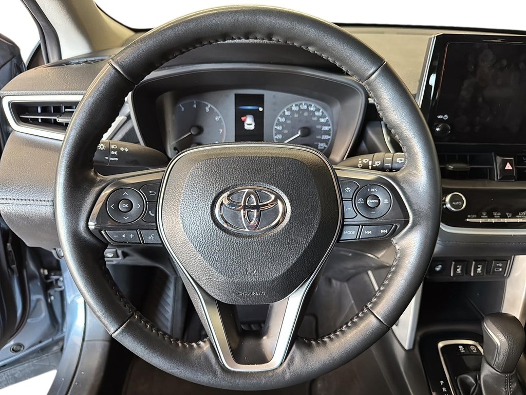 2024 Toyota Corolla Cross LE AWD in Stratford, Ontario - 10 - w1024h768px
