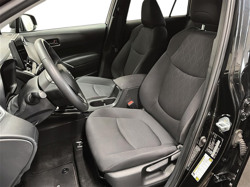 2024 Toyota Corolla Cross LE AWD in Stratford, Ontario - 8 - w1024h768px