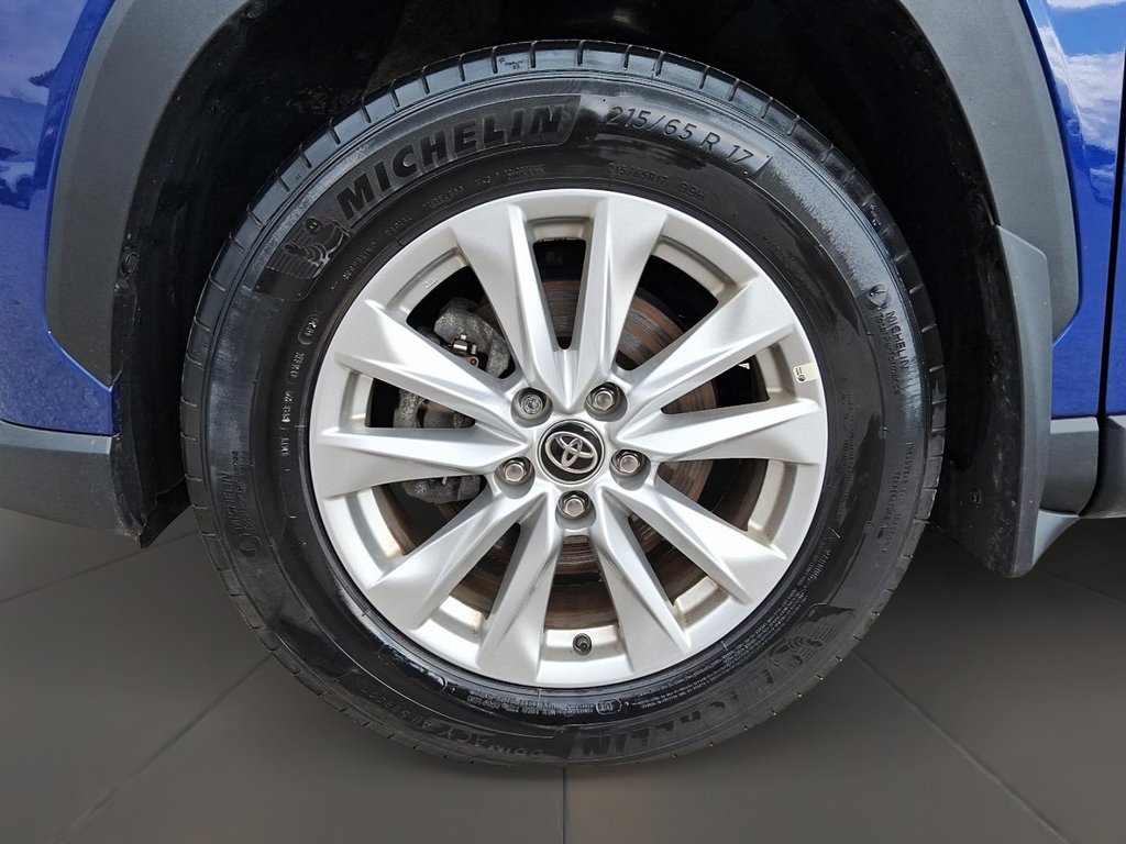 2025 Toyota Corolla Cross LE AWD in Stratford, Ontario - 7 - w1024h768px