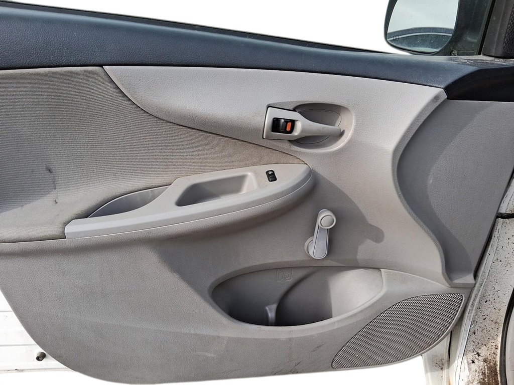 2013 Toyota Corolla 4-door Sedan CE 4A in Stratford, Ontario - 9 - w1024h768px