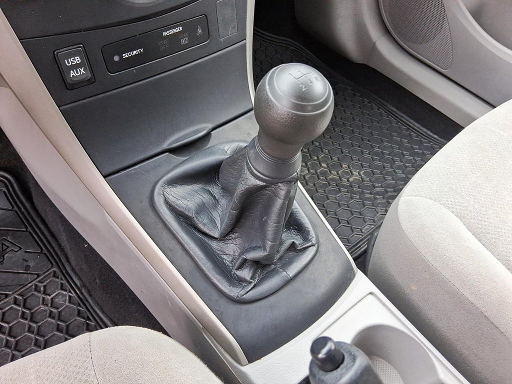 2013 Toyota Corolla 4-door Sedan CE 4A in Stratford, Ontario - 16 - w1024h768px