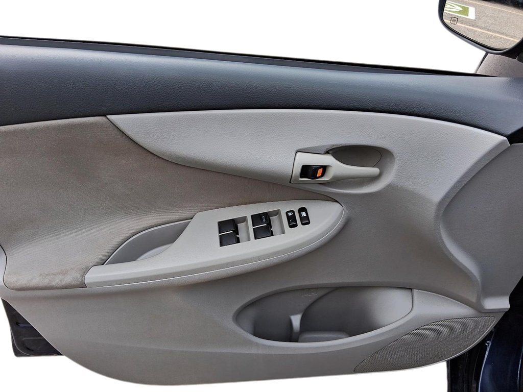 2013 Toyota Corolla 4-door Sedan LE 4A in Stratford, Ontario - 11 - w1024h768px