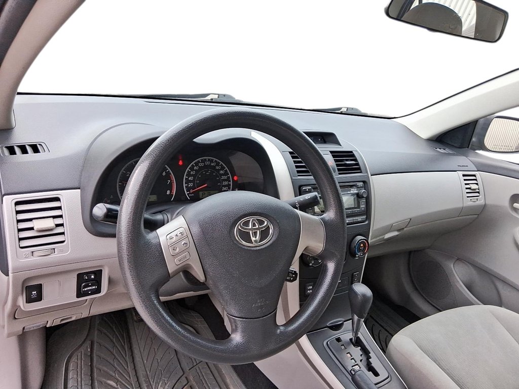 2013 Toyota Corolla 4-door Sedan LE 4A in Stratford, Ontario - 10 - w1024h768px