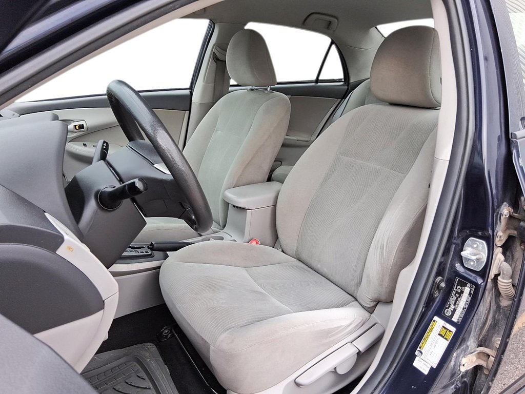 2013 Toyota Corolla 4-door Sedan LE 4A in Stratford, Ontario - 8 - w1024h768px