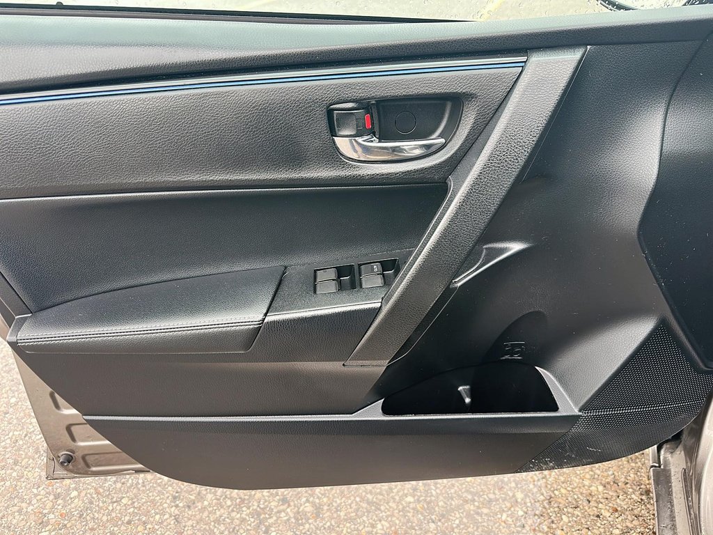 2017 Toyota Corolla 4-door Sedan CE 6M in Stratford, Ontario - 10 - w1024h768px