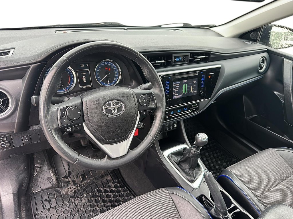 2017 Toyota Corolla 4-door Sedan CE 6M in Stratford, Ontario - 9 - w1024h768px