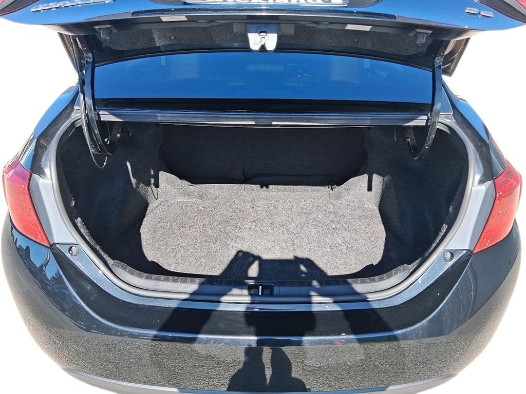 2019 Toyota Corolla 4-door Sedan SE CVTi-S in Stratford, Ontario - 6 - w1024h768px