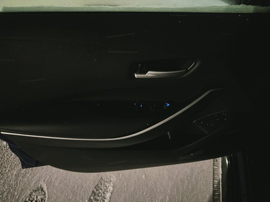 2020 Toyota Corolla 4-door Sedan SE CVT in Stratford, Ontario - 9 - w1024h768px