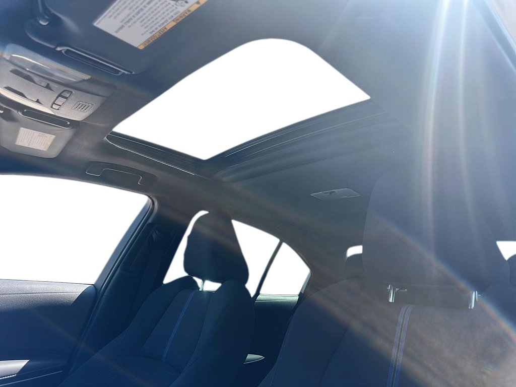 2020 Toyota Corolla 4-door Sedan SE CVT in Stratford, Ontario - 15 - w1024h768px