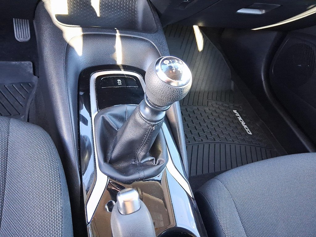 2020 Toyota Corolla 4-door Sedan L 6M in Stratford, Ontario - 16 - w1024h768px