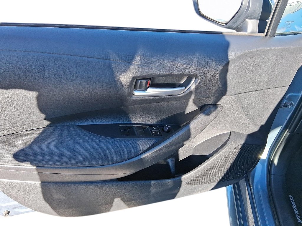 2020 Toyota Corolla 4-door Sedan L 6M in Stratford, Ontario - 11 - w1024h768px