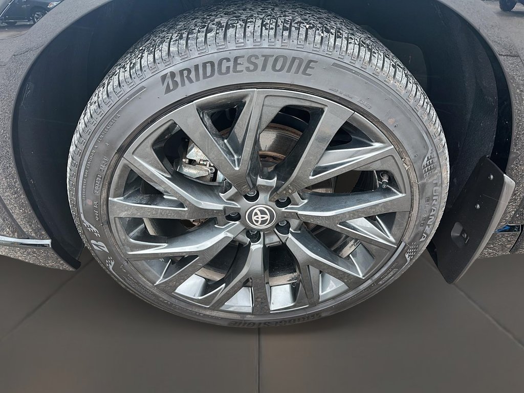2025 Toyota Crown Signia Limited in Stratford, Ontario - 7 - w1024h768px