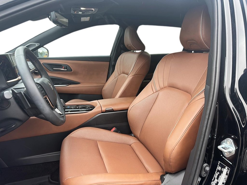 2025 Toyota Crown Signia Limited in Stratford, Ontario - 8 - w1024h768px