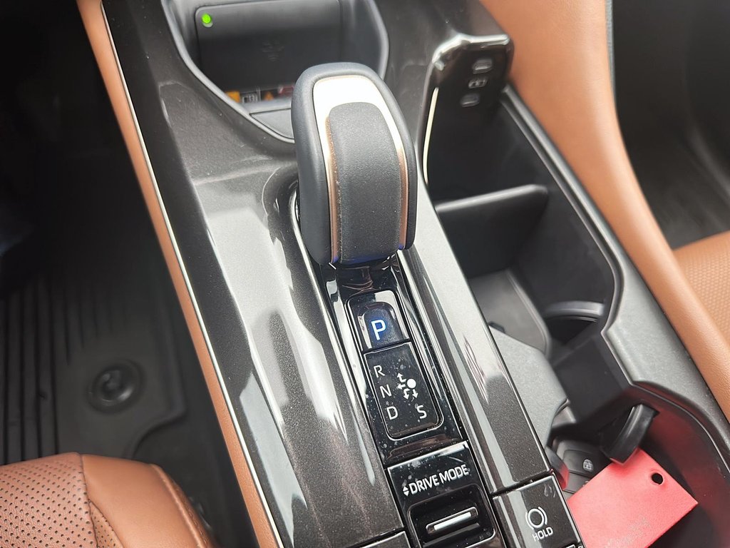 2025 Toyota Crown Signia Limited in Stratford, Ontario - 14 - w1024h768px
