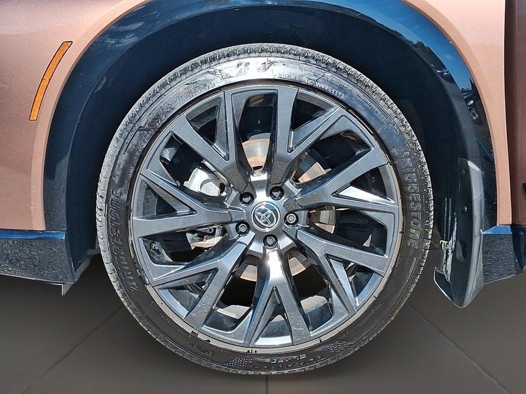 2025 Toyota Crown Signia Limited in Stratford, Ontario - 7 - w1024h768px