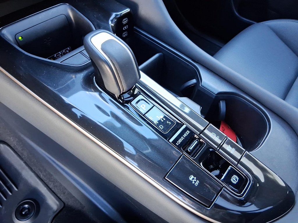 2025 Toyota Crown Signia Limited in Stratford, Ontario - 16 - w1024h768px