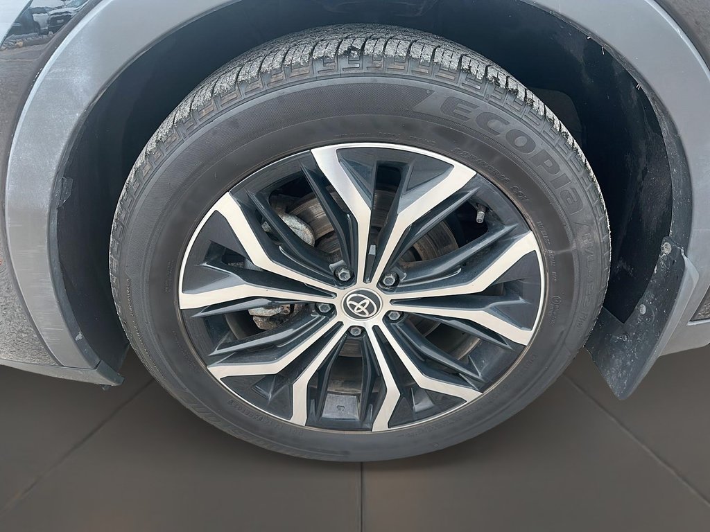 2023 Toyota CROWN Limited in Stratford, Ontario - 7 - w1024h768px