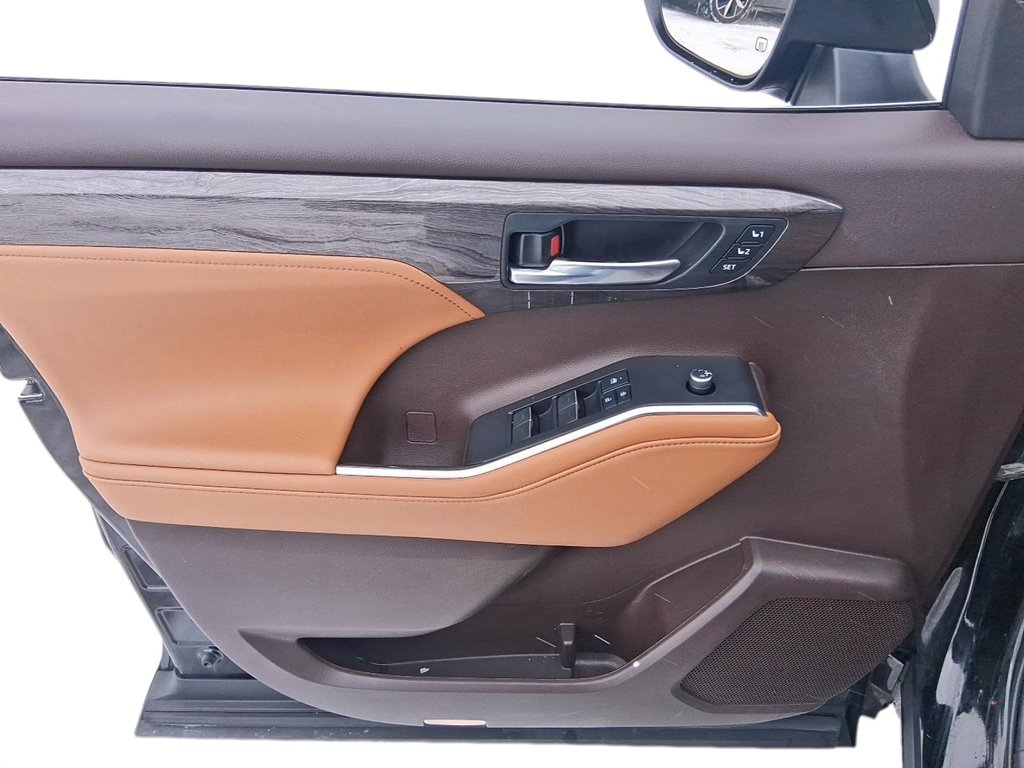 2022 Toyota Highlander Hybrid Limited AWD in Stratford, Ontario - 12 - w1024h768px