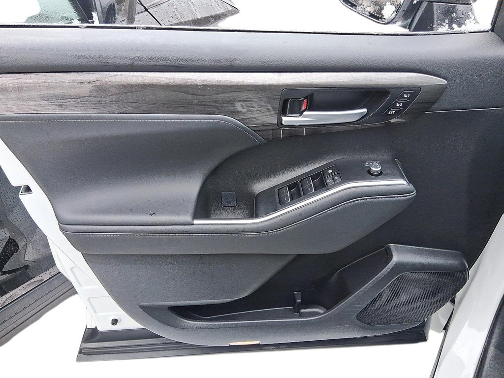 2024 Toyota Highlander Hybrid Limited AWD in Stratford, Ontario - 12 - w1024h768px