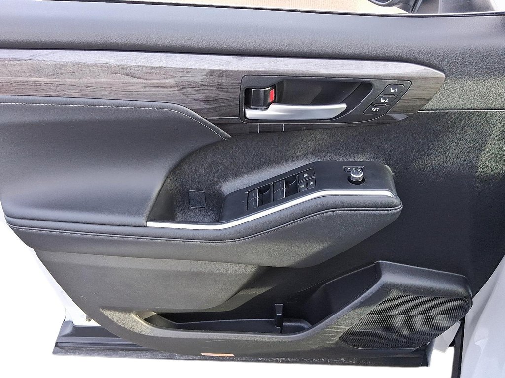 2024 Toyota Highlander Hybrid Limited AWD in Stratford, Ontario - 12 - w1024h768px