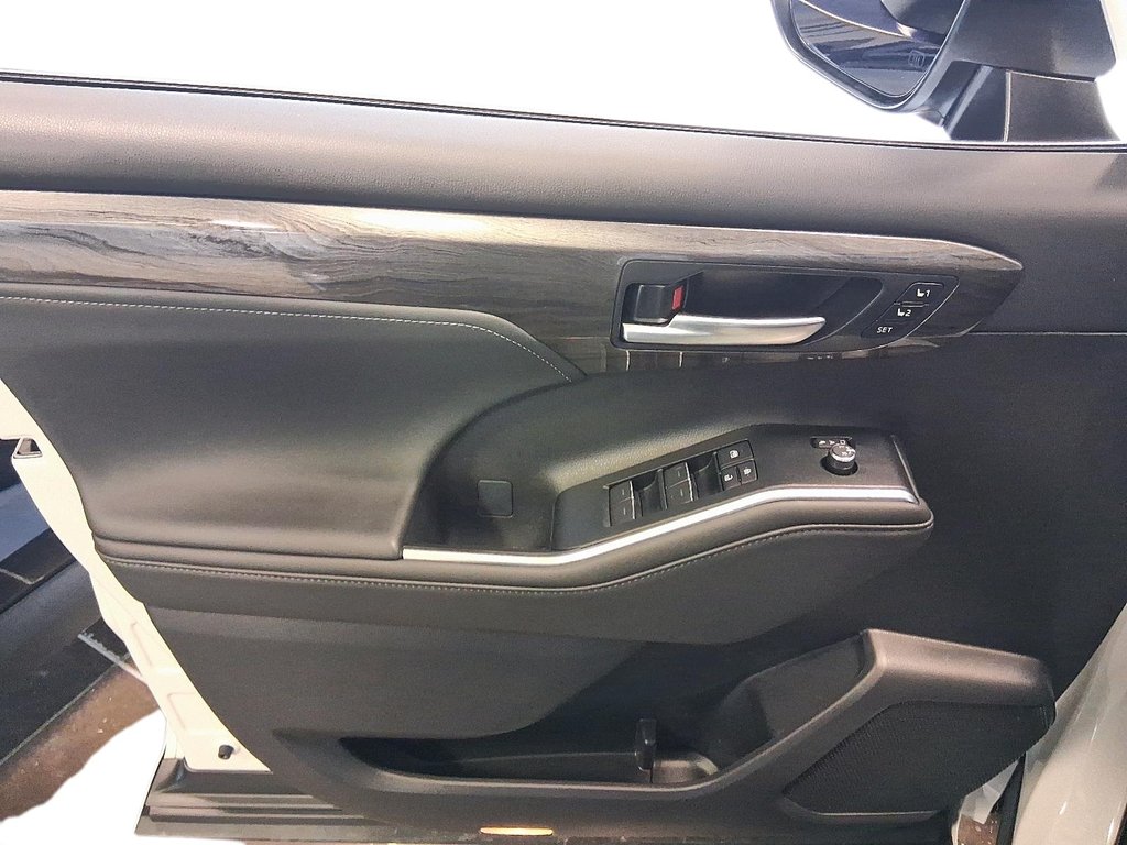 2025 Toyota Highlander Hybrid Limited AWD in Stratford, Ontario - 11 - w1024h768px