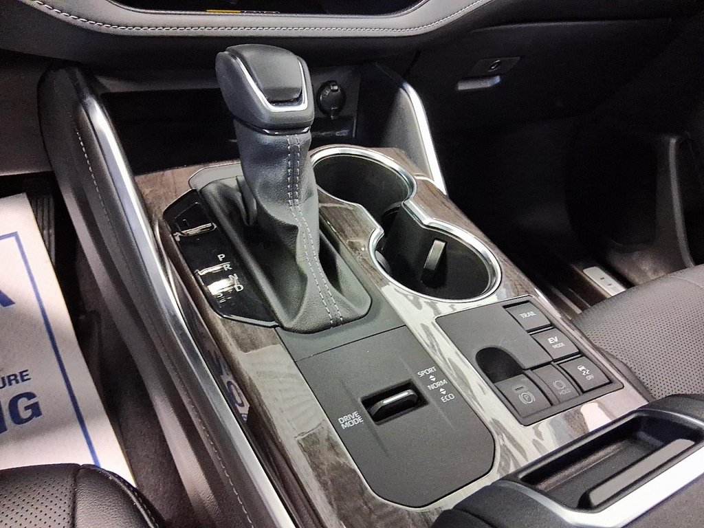 2025 Toyota Highlander Hybrid Limited AWD in Stratford, Ontario - 14 - w1024h768px