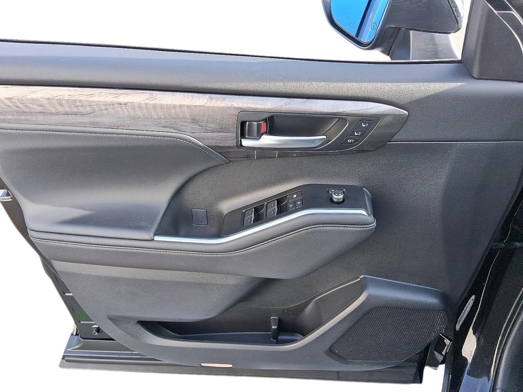 2025 Toyota Highlander Hybrid Limited AWD in Stratford, Ontario - 12 - w1024h768px
