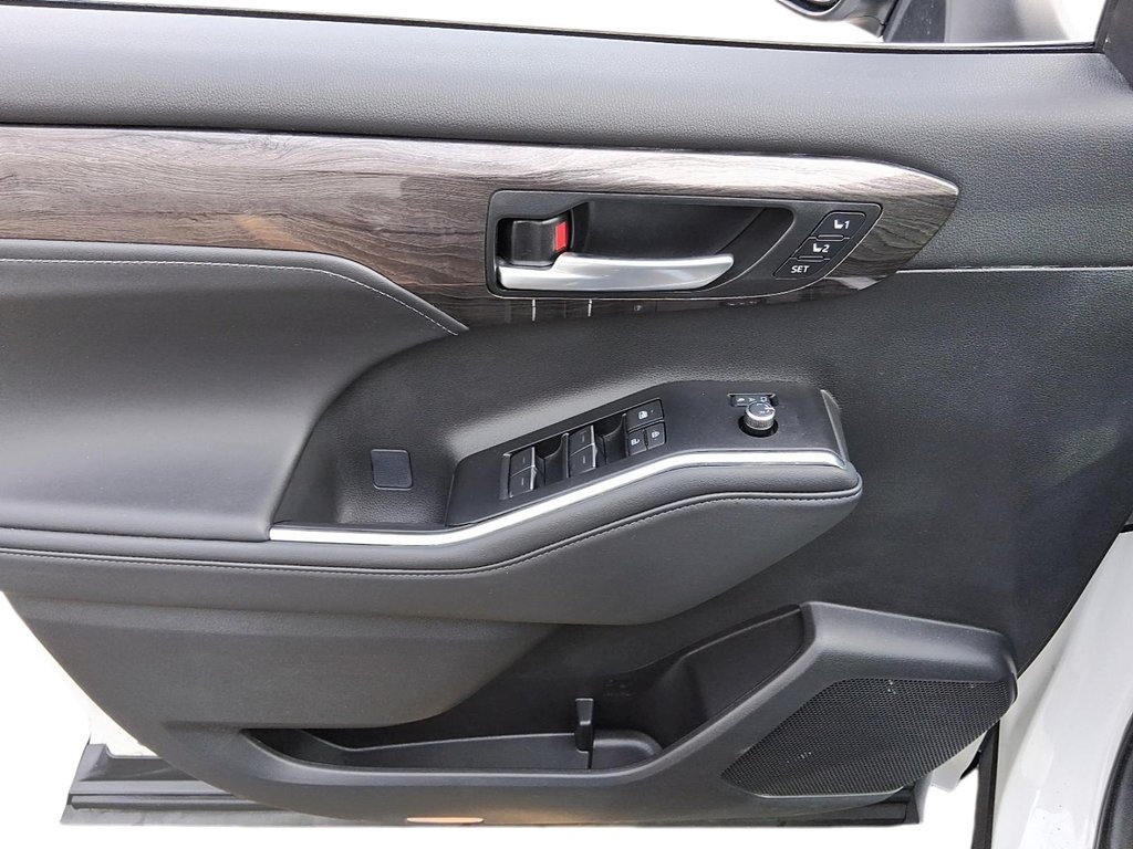 2025 Toyota Highlander Hybrid Limited AWD in Stratford, Ontario - 12 - w1024h768px