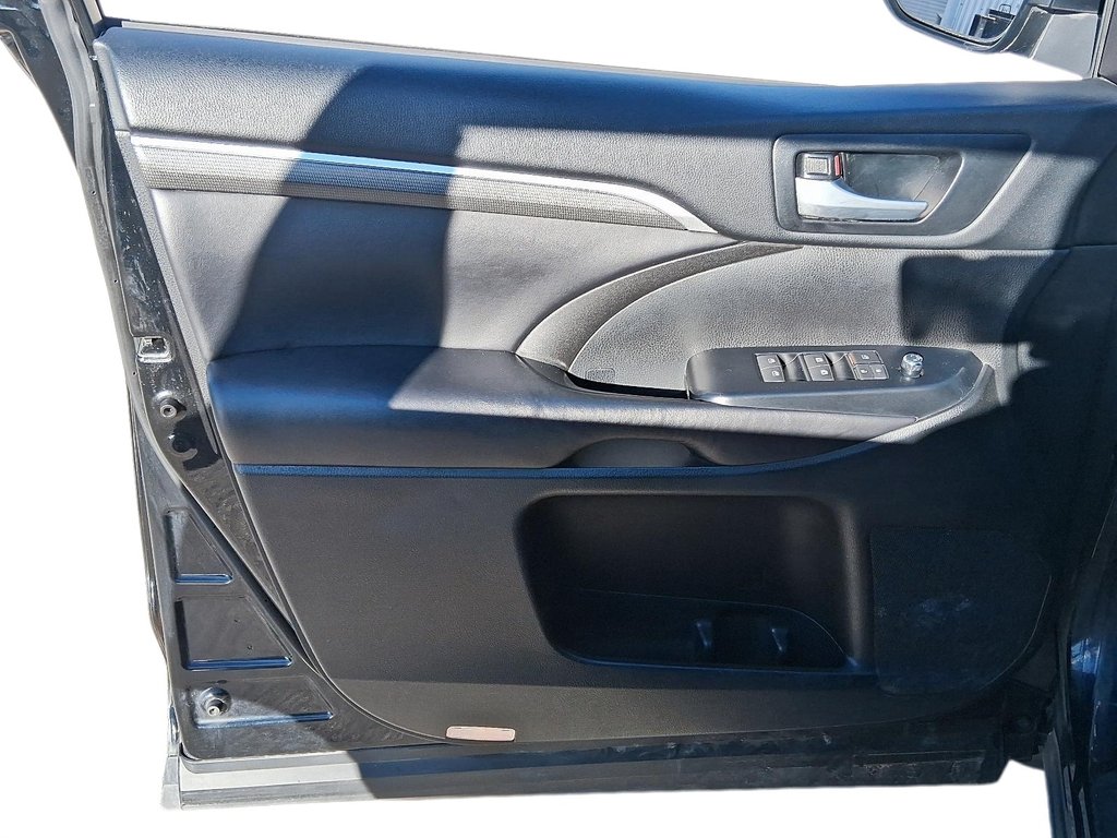 2017 Toyota Highlander XLE AWD in Stratford, Ontario - 13 - w1024h768px