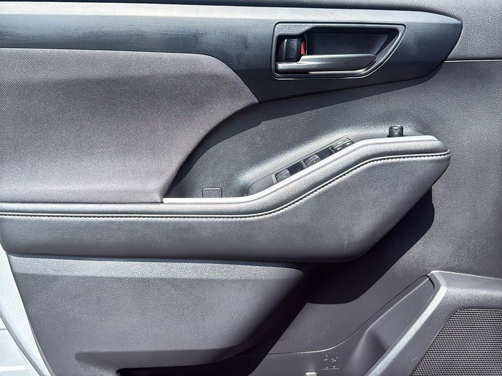 2020 Toyota Highlander L FWD in Stratford, Ontario - 11 - w1024h768px