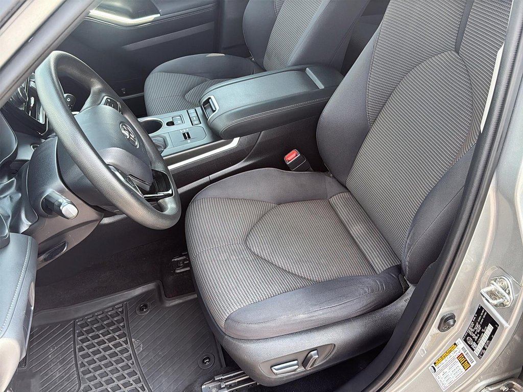 2020 Toyota Highlander L FWD in Stratford, Ontario - 9 - w1024h768px
