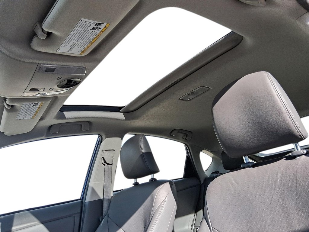 2011 Toyota Prius 5-door Liftback CVT in Stratford, Ontario - 17 - w1024h768px
