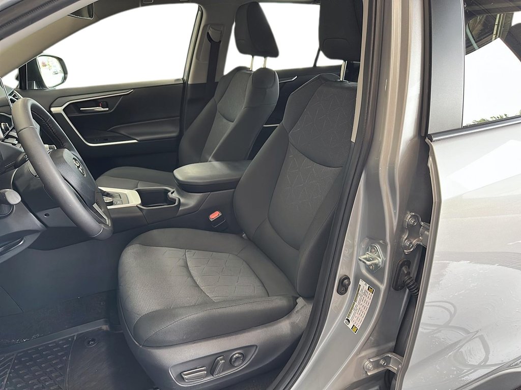 2024 Toyota RAV4 Hybrid XLE AWD in Stratford, Ontario - 8 - w1024h768px