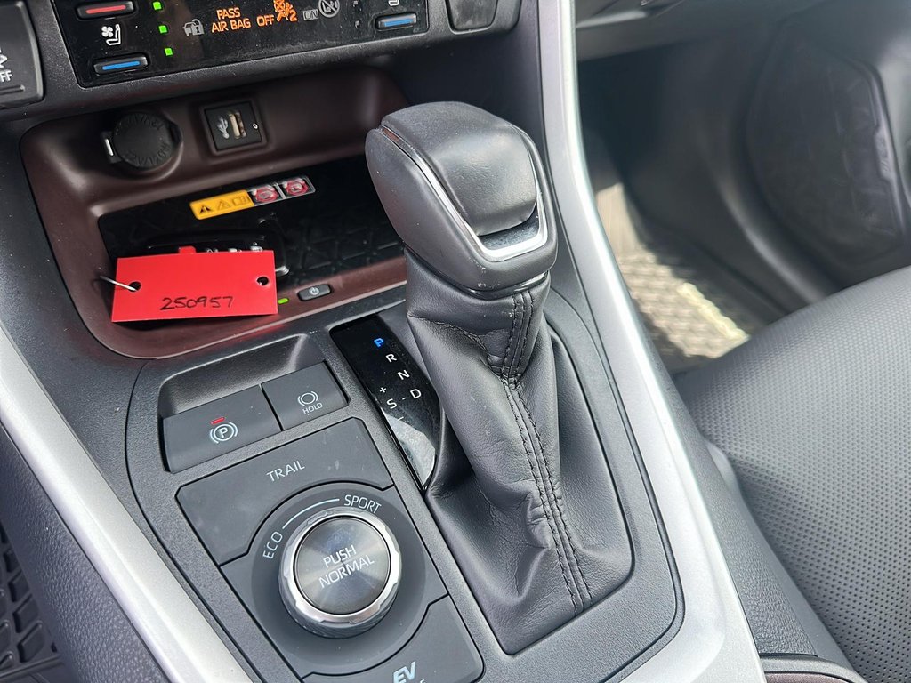 2025 Toyota RAV4 Hybrid Limited AWD in Stratford, Ontario - 14 - w1024h768px