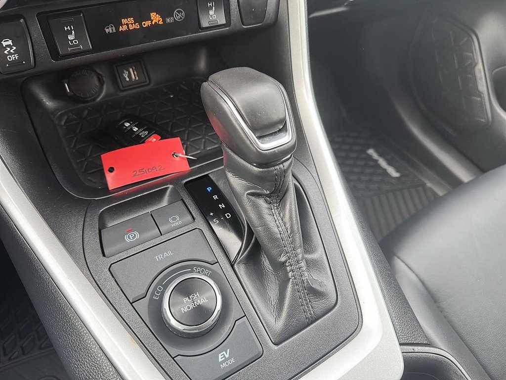 2025 Toyota RAV4 Hybrid XLE AWD in Stratford, Ontario - 14 - w1024h768px