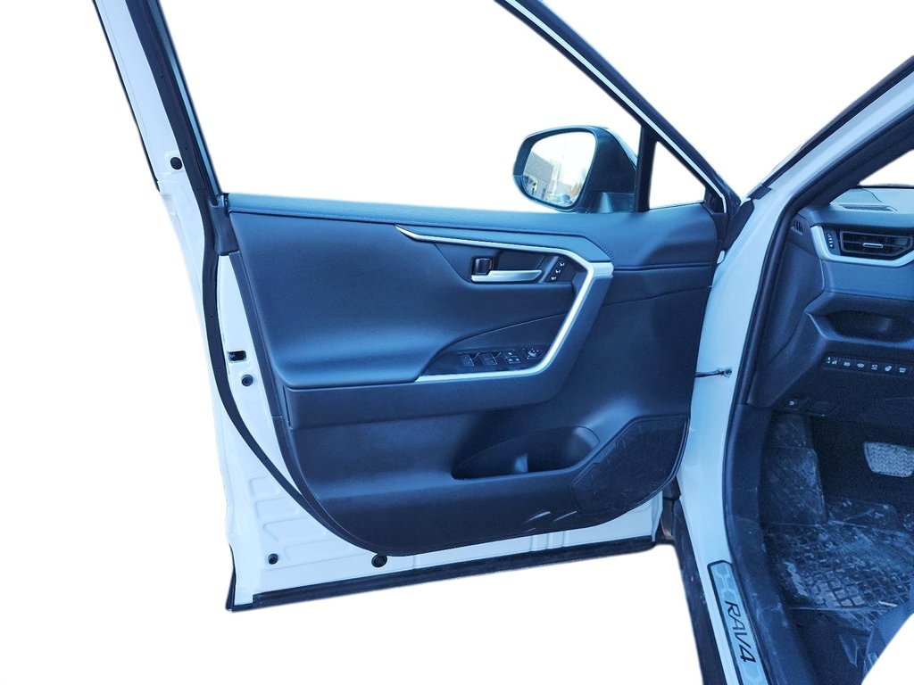 2025 Toyota RAV4 Hybrid XSE AWD in Stratford, Ontario - 10 - w1024h768px