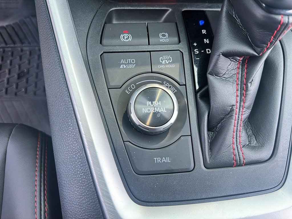 2024 Toyota RAV4 PLUG-IN HYBRID XSE AWD in Stratford, Ontario - 16 - w1024h768px