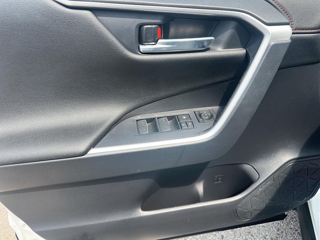 2024 Toyota RAV4 PLUG-IN HYBRID XSE AWD in Stratford, Ontario - 11 - w1024h768px
