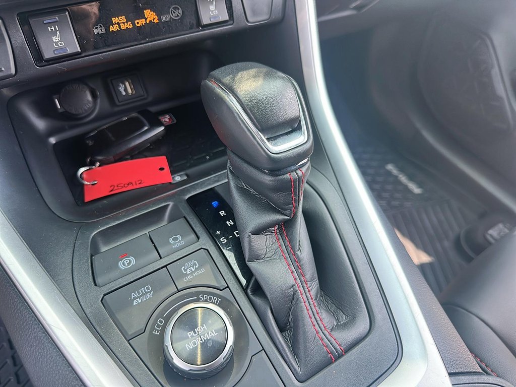 2024 Toyota RAV4 PLUG-IN HYBRID XSE AWD in Stratford, Ontario - 15 - w1024h768px