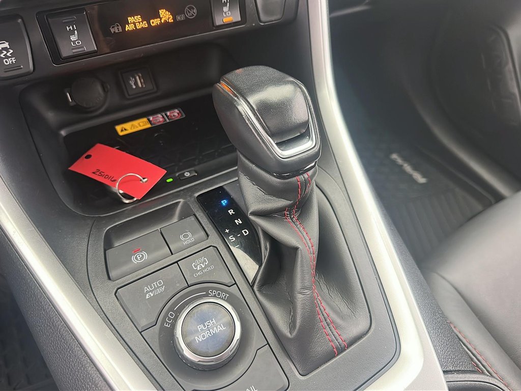 2024 Toyota RAV4 PLUG-IN HYBRID XSE AWD in Stratford, Ontario - 14 - w1024h768px
